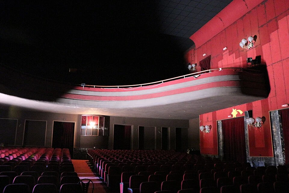 Cinema Roma, Asmara: auditorium balcony and curved railing.