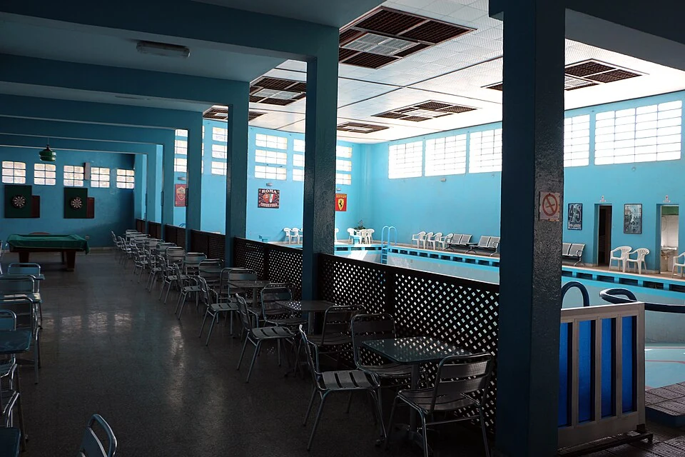 Municipal Swimming Pool, Asmara: poolside hall and columns.