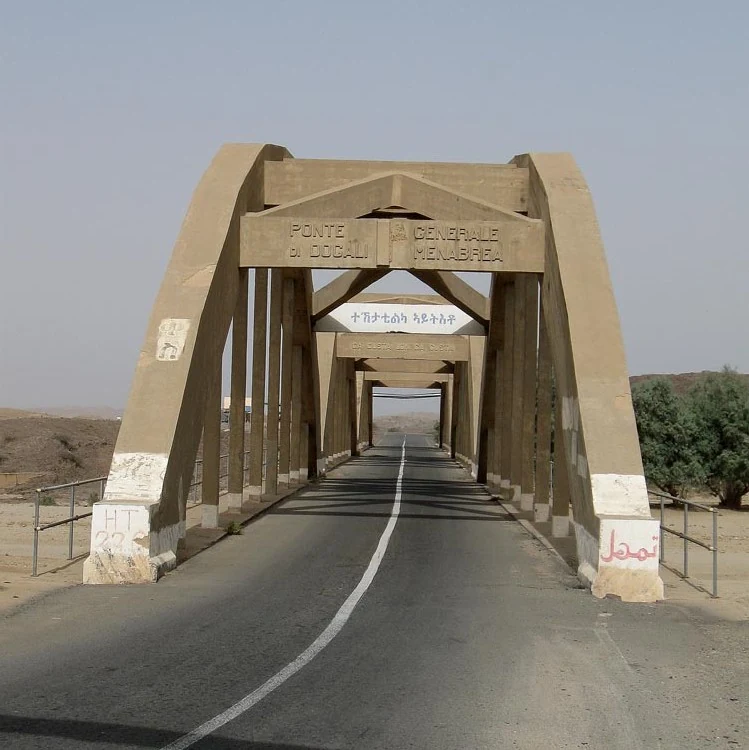 Bridge at Dogali: axial view through the concrete frames.