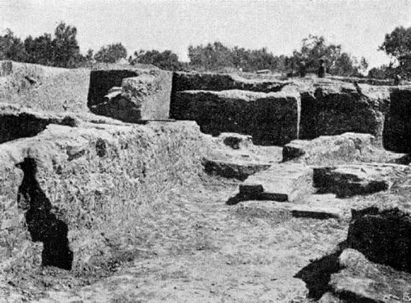 Figure 289 Temple A excavation image, Facing built form C, D, and E. Image reproduced from Paribeni (1907)