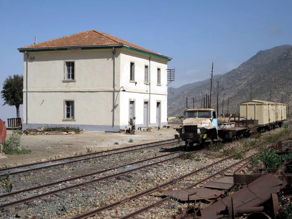 Nefasit Railway Station: station building beside the tracks.