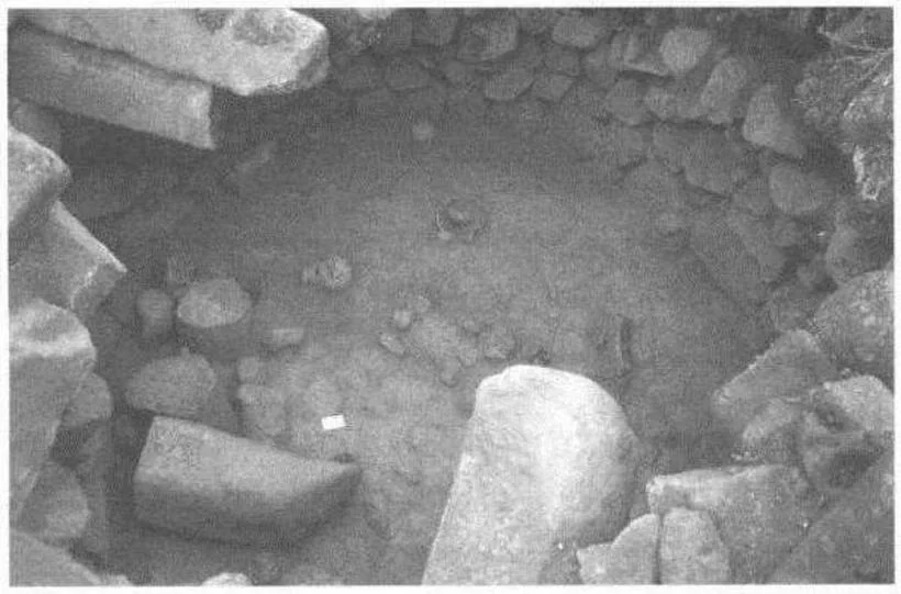 Fig. 3.8 - Tumulus 2 de Meshalä Maryam: vue générale de la fouille de la chambre