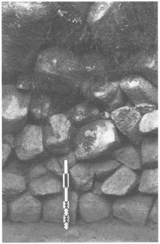 Fig. 3.23 - Tumulus 2 de Meshalä Maryam. Détail de la construction de la chambre en encorbellement. Les pierres reposent sur le substrat décapé; l'échelle mesure 50 cm