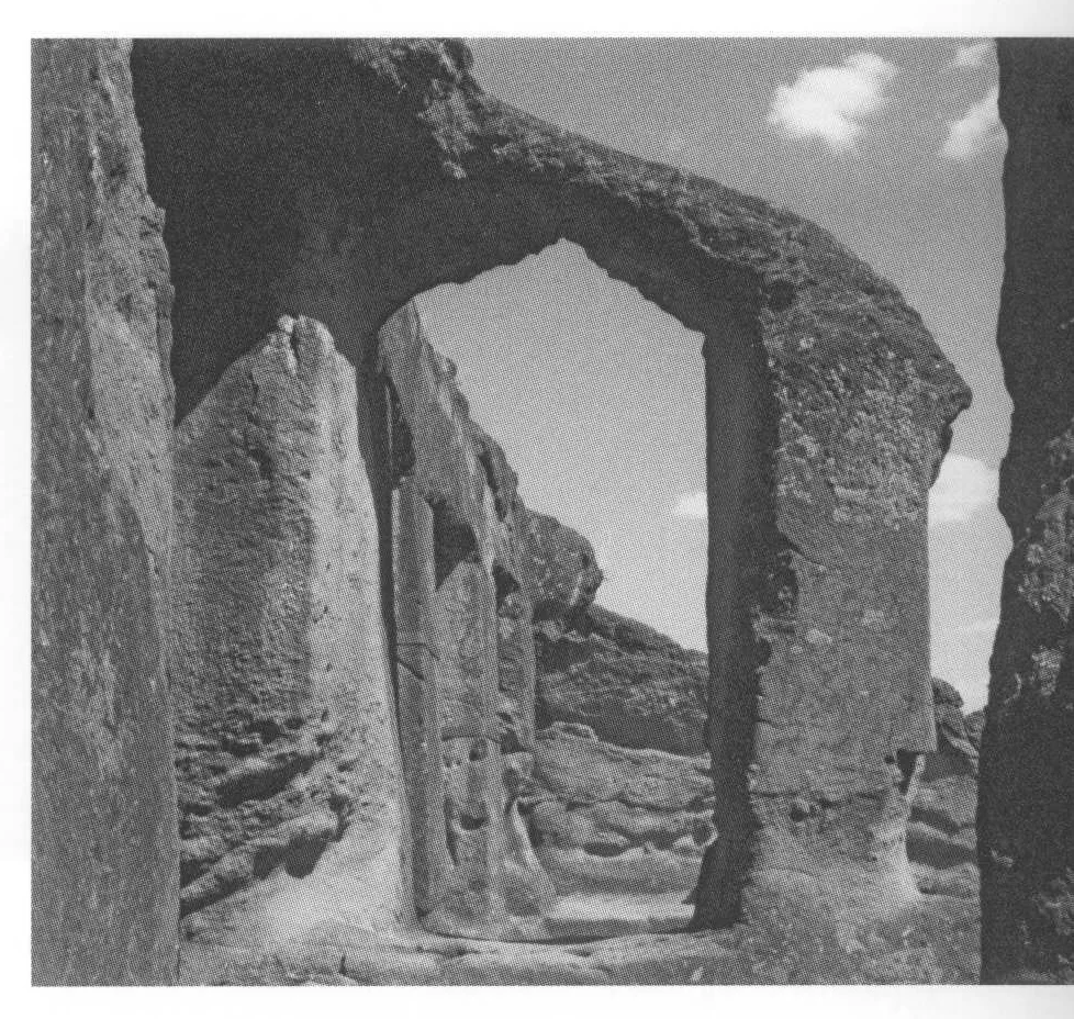 Beta Merkurios, the northwestern colonnade of the court, 1998. The originally flat architrave has partly collapsed, giving the appearance of an arch.