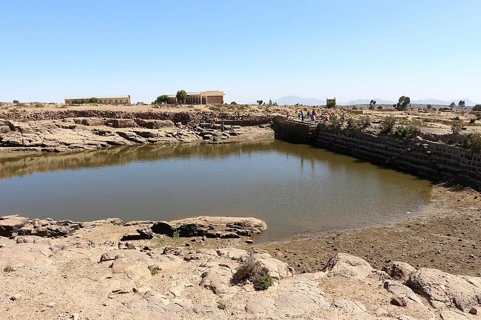 Safira Dam: retaining masonry and the enclosed water basin.