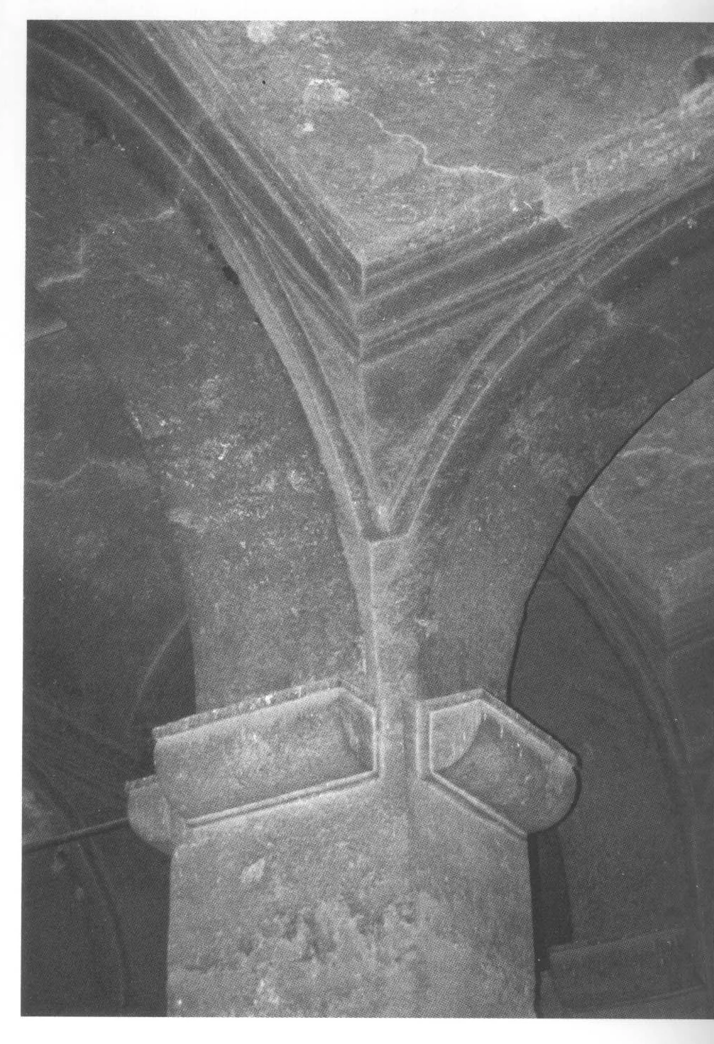 Beta Madhane Alem, a pillar and arches of the northern nave arcade, western end, 1998. Of the three brackets visible, that on the left — facing the nave — is redundant. Part of the wall separating the aisle from the vestibule is visible at the far right.