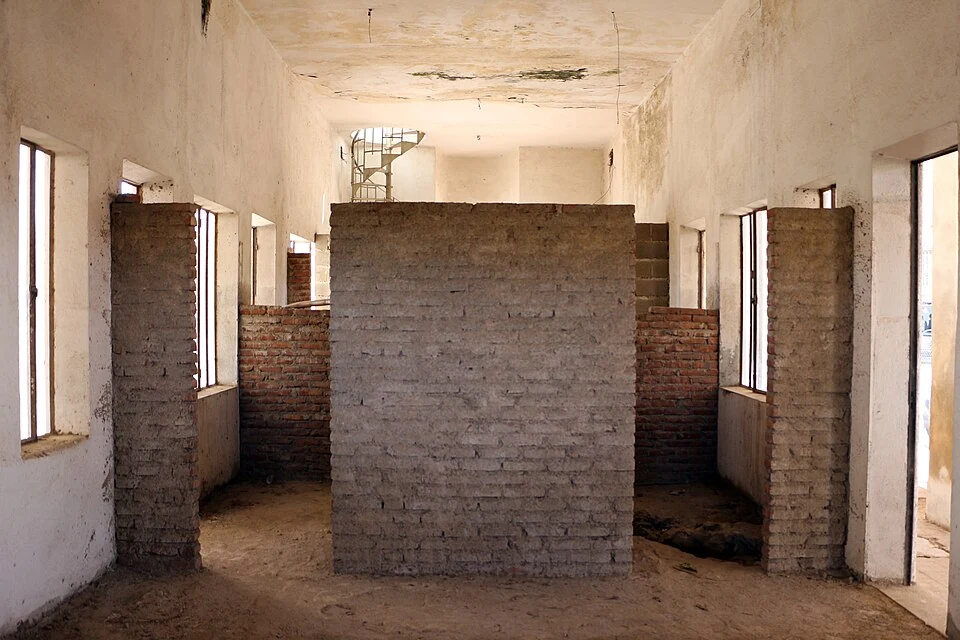 Fiat Tagliero: interior hall and brick partitions.