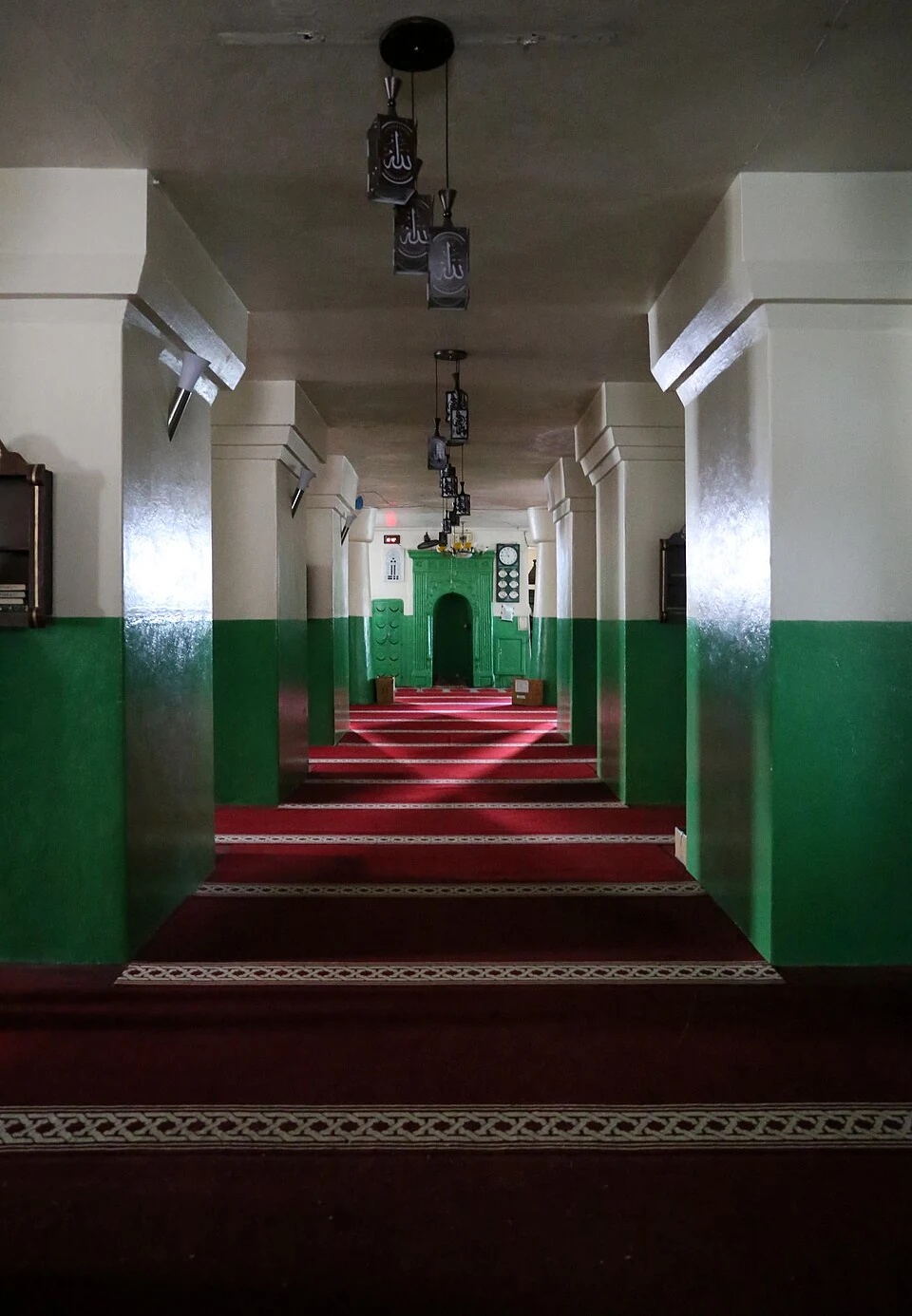 Jamia Mosque, Harar: interior hall and rows of piers.