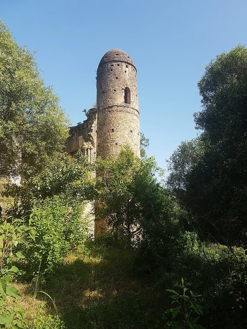 Kuskwam: rounded tower and surviving palace masonry.