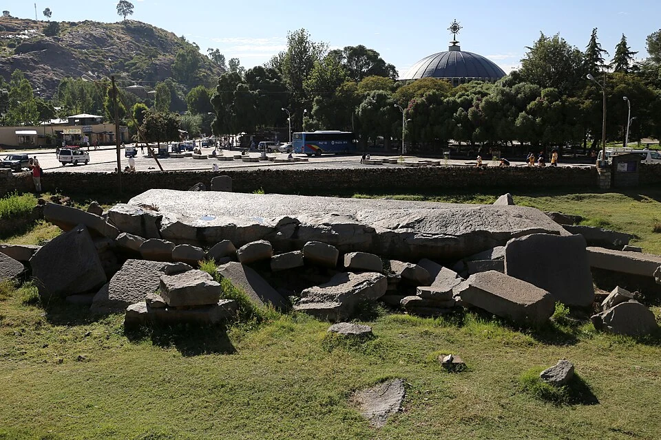 Nefas Mewecha tomb: massive stone roof slab.